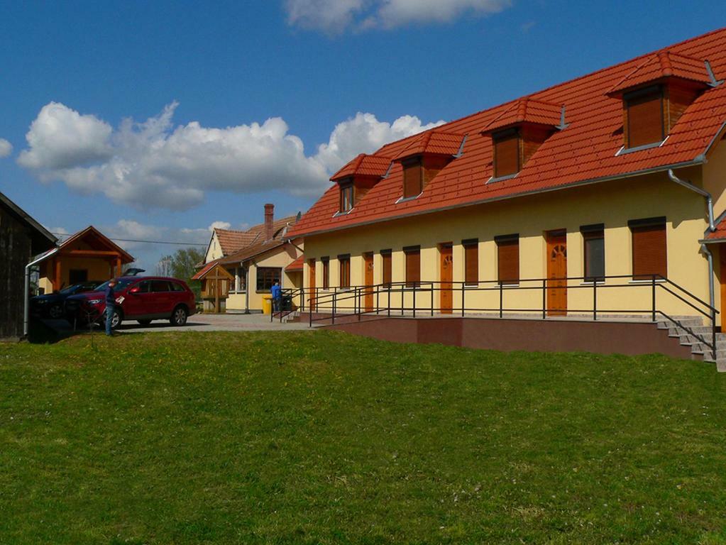 S'Schnoganeschd Villa Nemesvid Екстериор снимка